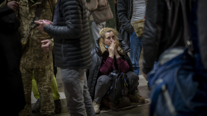 Neizvesna noć u Kijevu: Kolone vozila beže iz grada, oni koji ostaju strahuju od ruske invazije