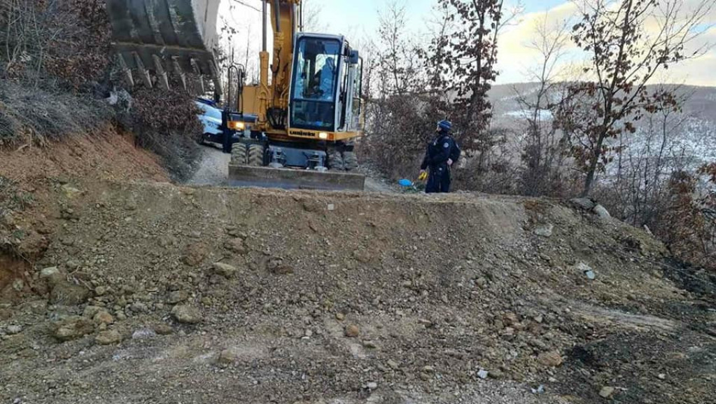 Prepreke od zemlje i iskopani kanali: Policija blokirala puteve na KiM, tvrdi da je u pitanju akcija protiv šverca