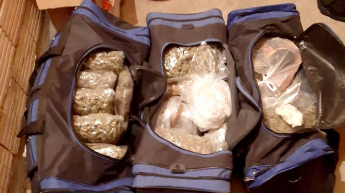 Novosadska policija zaplenila 30 kilograma droge i veću sumu novca, osumnjičenom dileru određen pritvor