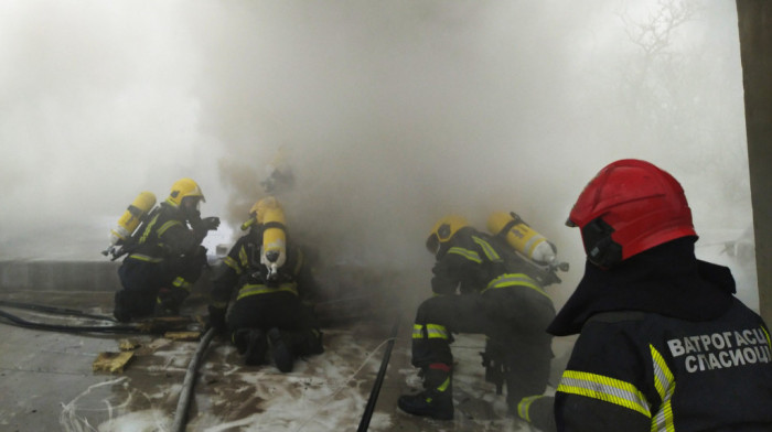 Požar u restoranu na Tošinom bunaru: Nema povređenih, dogašivanje je u toku