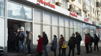 Redovi ispred bankomata u Rusiji, novac "nestaje" u roku od 40 minuta