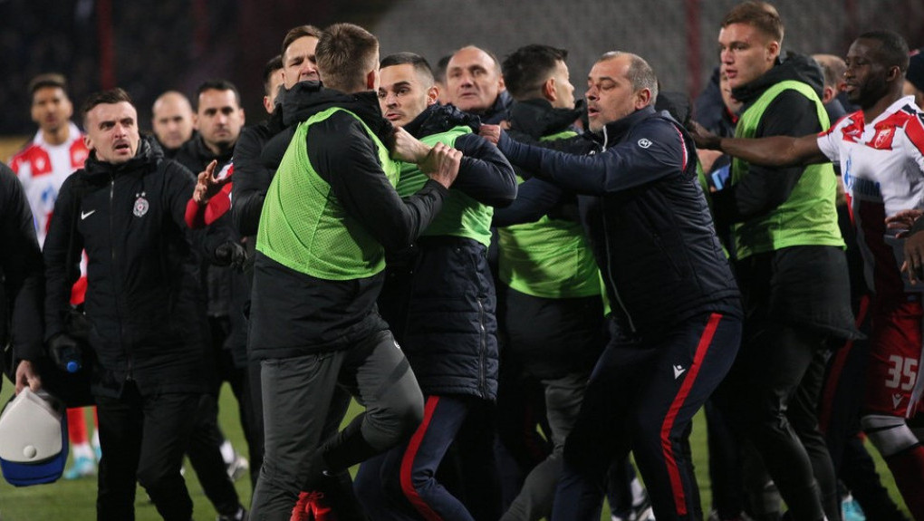 Gužva na poluvremenu večitog derbija: Kartoni za Stankovića i Stanojevića