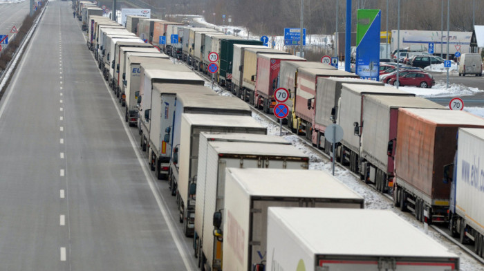 Kamioni na Batrovcima čekaju osam, na Horgošu šest sati, AMSS: Oprez u vožnji zbog kiše, mogući odroni