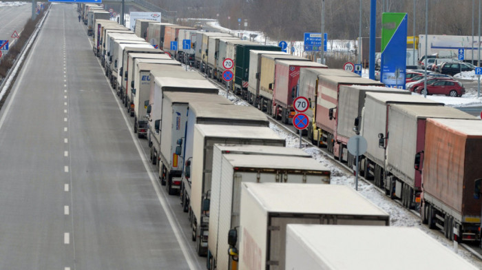 Gužva na Batrovcima i Bogojevu: Kamioni čekaju po 9 i 10 sati