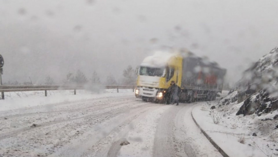 Tri turska kamiona zaglavljena na putu za Zlatibor: Sneg koji pada 24 sata otežava saobraćaj