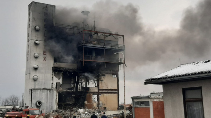 Veliki požar u Čačku: Izgorela zgrada nekadašnjeg giganta hemijske industrije