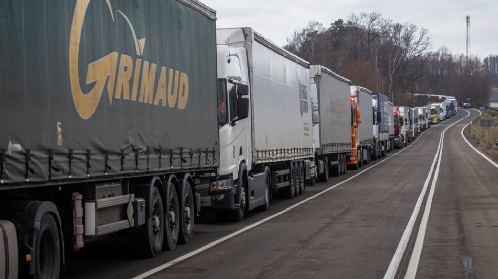 Vozači kamiona iz Srbije i dalje čekaju da izađu iz Ukrajine, oduzeti im pasoši