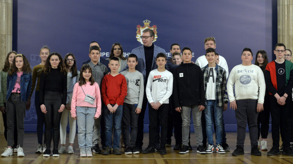 Predsednik Vučić s decom iz regiona:  Naša generacija dužna vam je izvinjenje za atmosferu straha