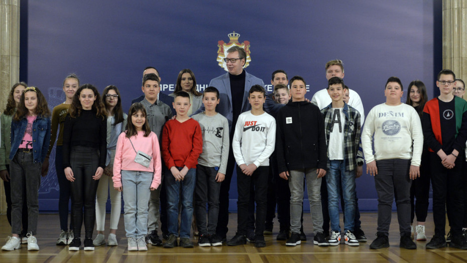 Predsednik Vučić s decom iz regiona: Naša generacija dužna vam je izvinjenje za atmosferu straha