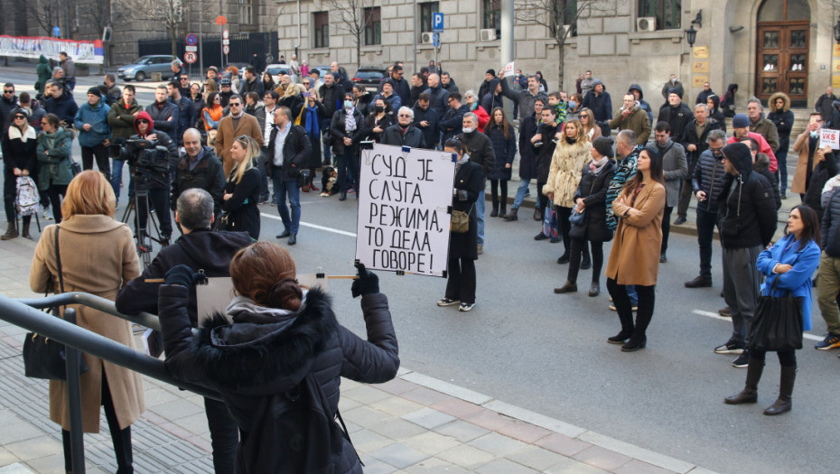 Skup advokata ispred Vrhovnog kasacionog suda, protestu zbog odluke o troškovima obrade kredita