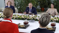 Dva lica Putina: Makron, Šolc i najbliži saradnici na distanci, a za osoblje Aeroflota srdačan doček i cveće