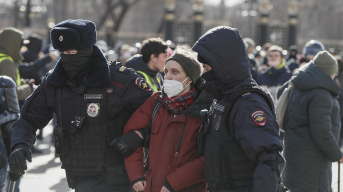 Hapšenja širom Rusije zbog antiratnih protesta - privedeno više od 3.500, u delovima zemlje gotovo svaki demonstrant