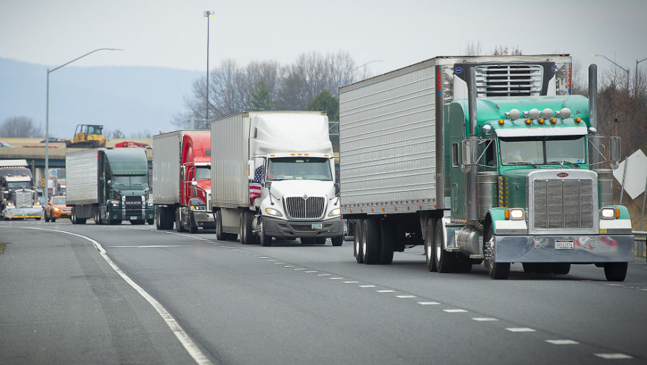 Kolona kamiona duž auto-puta: Kamiondžije u SAD protestovale zbog kovid mera