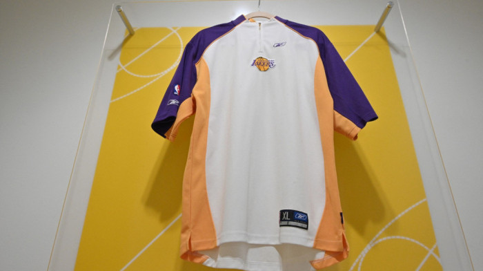 Čuvena majica Kobija Brajanta prodata na aukciji za skoro 300 hiljada dolara