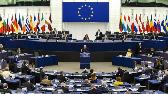 Rojters: EU razmatra naftni embargo Rusiji