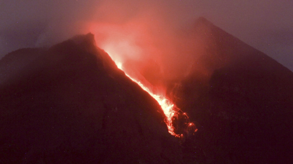 Ponovo erupcija vulkan na ostrvu Java u Indoneziji, stubovi vrelih oblaka uzdizali su se i do 100 metara u vazduh
