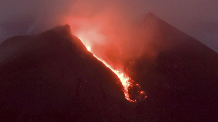 Ponovo erupcija vulkan na ostrvu Java u Indoneziji, stubovi vrelih oblaka uzdizali su se i do 100 metara u vazduh