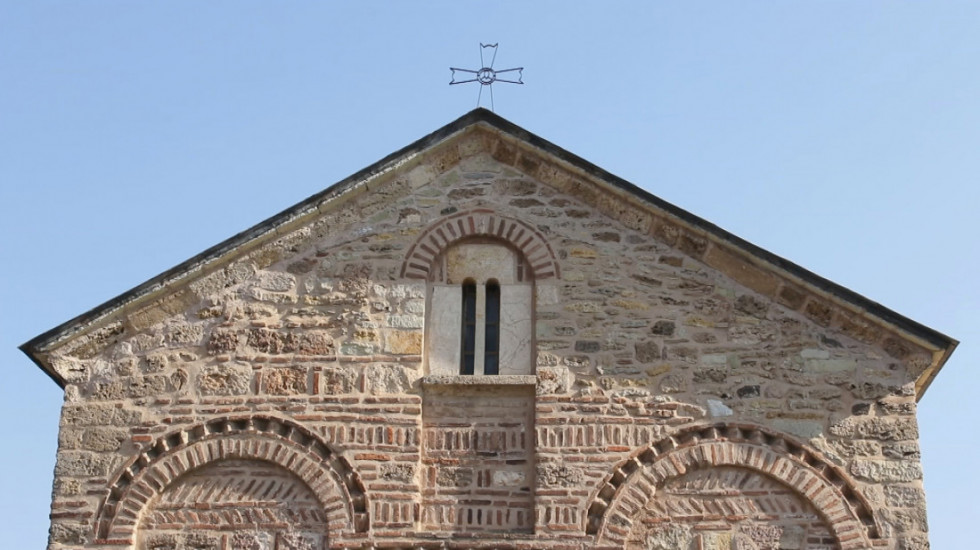 Sa crkvene porte u Lipljanu uklonjena zastava SPC