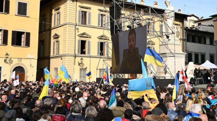 Skup podrške Ukrajini: Hiljade ljudi u Firenci saslušalo video govor Zelenskog