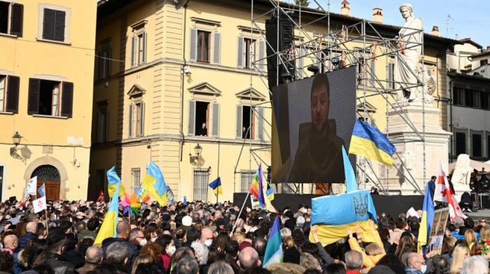 Skup podrške Ukrajini: Hiljade ljudi u Firenci saslušalo video govor Zelenskog