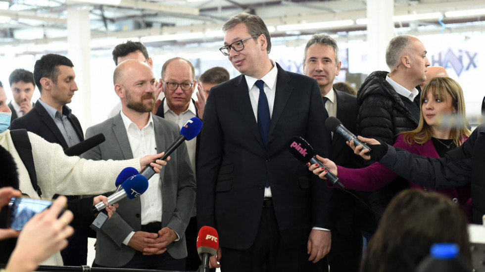 Vučić u Vranju obišao fabriku Haiks: Do kraja godine svi radnici Geoksa imaće zaposlenje