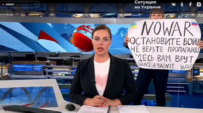 "Ne verujte propagandi": Žena prekinula emisiju ruskog Prvog kanala, pa završila u policiji