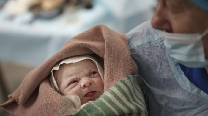 Ljudi iz celog sveta hrlili su u Ukrajinu zbog surogat majčinstva - bebe su sada zarobljene u skloništima