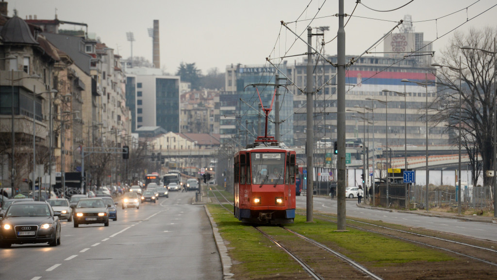 Noć u Beogradu: U Paunovoj ulici grupa mladića pretukla tri vozača tramvaja, jedan od njih uboden nožem u butinu