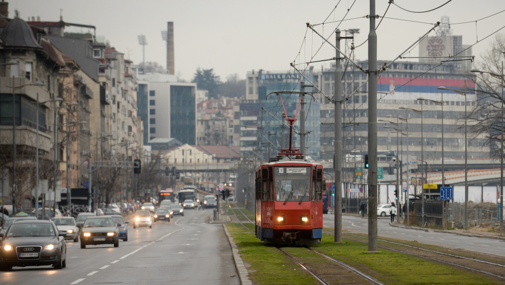 Noć u Beogradu: U Paunovoj ulici grupa mladića pretukla tri vozača tramvaja, jedan od njih uboden nožem u butinu