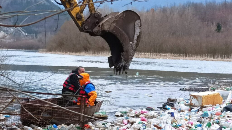 Na stotine plastičnih flaša ponovo na površini reke Lim, gomila smeća stigla sa otapanjem snega