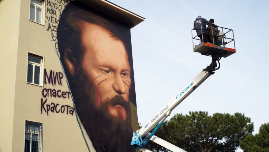 Ulični umetnik posvetio mural Dostojevskom u Napolju kao odgovor na bojkot ruske kulture