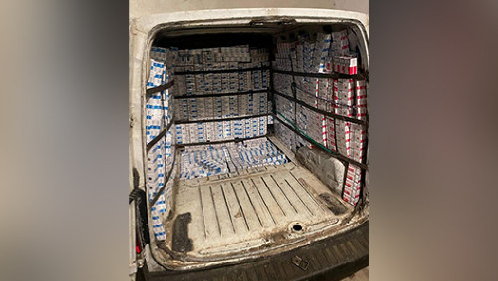Bunker za šverc u kombiju: Policija u Novom Pazaru pronašla i zaplenila 19.480 paklica  cigareta