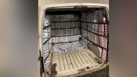 Bunker za šverc u kombiju: Policija u Novom Pazaru pronašla i zaplenila 19.480 paklica  cigareta