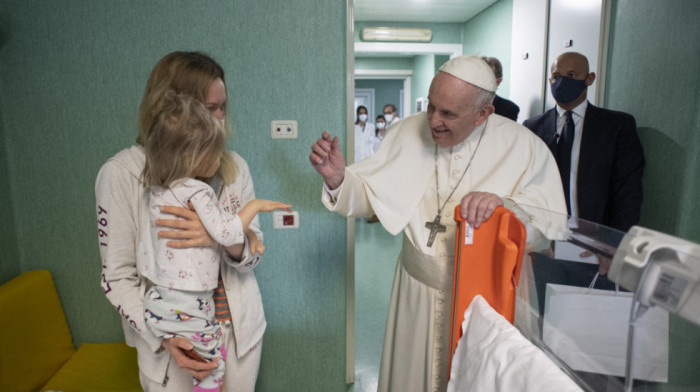 Papa posetio ukrajinsku decu u pedijatrijskoj bolnici u Rimu