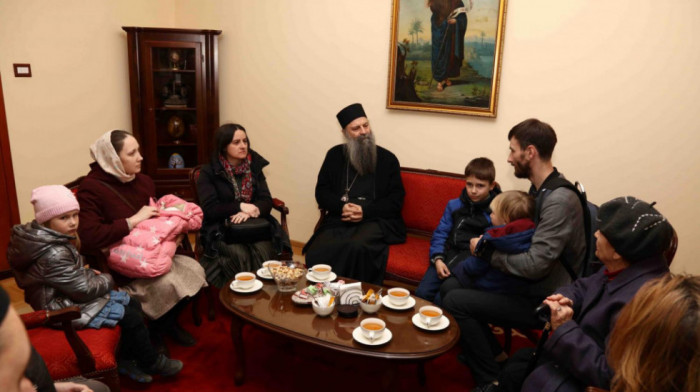 Patrijarh Porfirije se sastao s porodicom izbeglom iz Ukrajine: Naš narod dobro zna šta je rat i šta su izbegličke muke