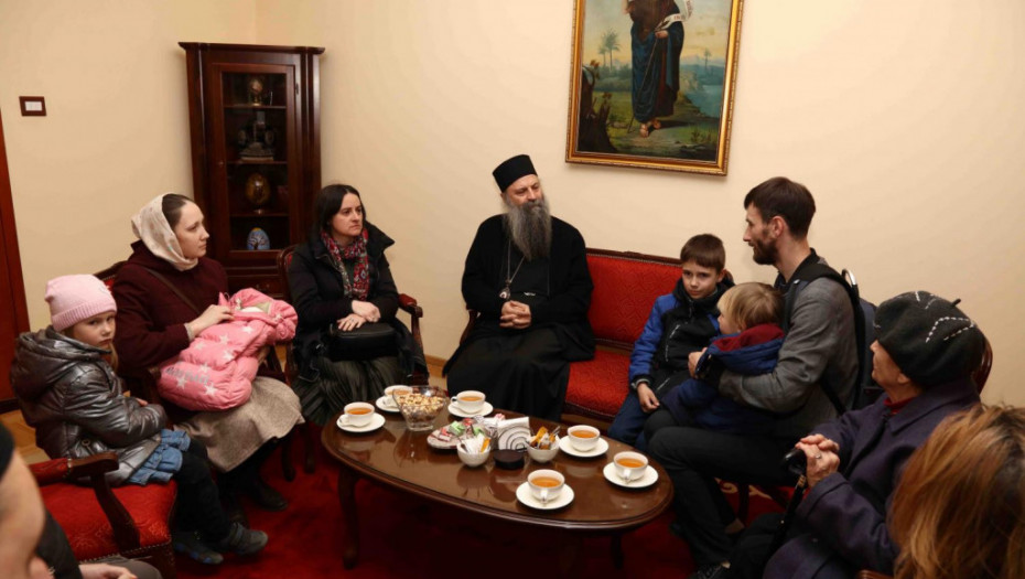 Patrijarh Porfirije se sastao s porodicom izbeglom iz Ukrajine: Naš narod dobro zna šta je rat i šta su izbegličke muke
