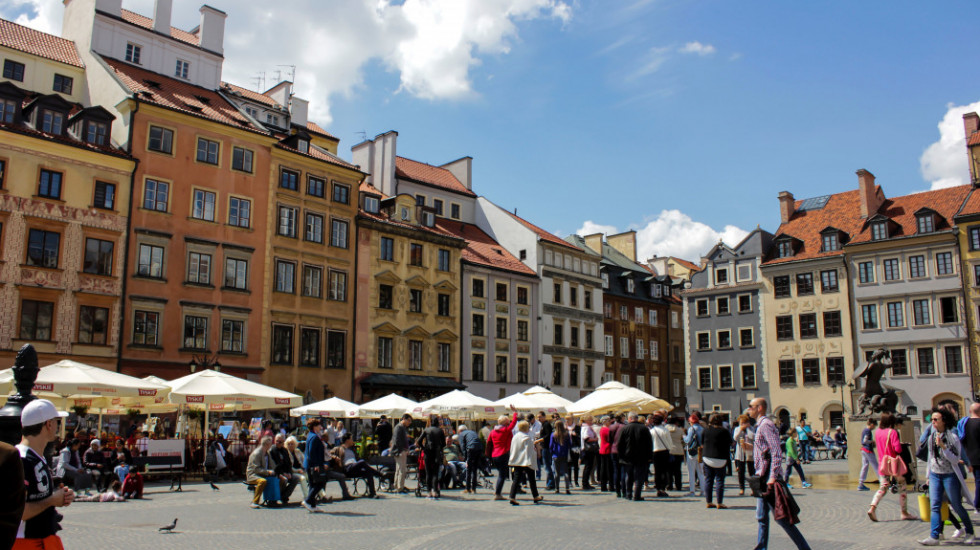 Poljska ublažava kovid mere: Maske u zatvorenom više nisu potrebne, ukida se karantin za turiste