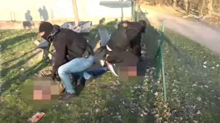 Akcija srpske policije: Snimak hapšenja dvojice osumnjičenih za ubistvo u Obrenovcu