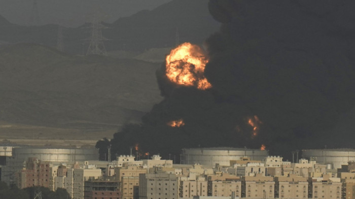Veliki požar u Džedi, Huti pogodili skladište nafte Saudi Aramkoa