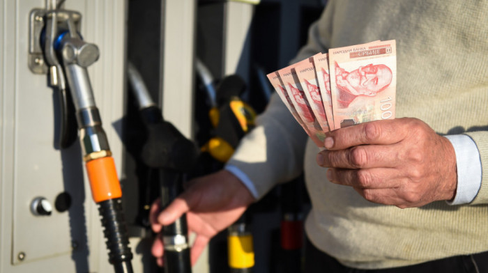Nafta beleži pad na berzama - zašto se to na ceni dizela na pumpama u Srbiji ne primeti