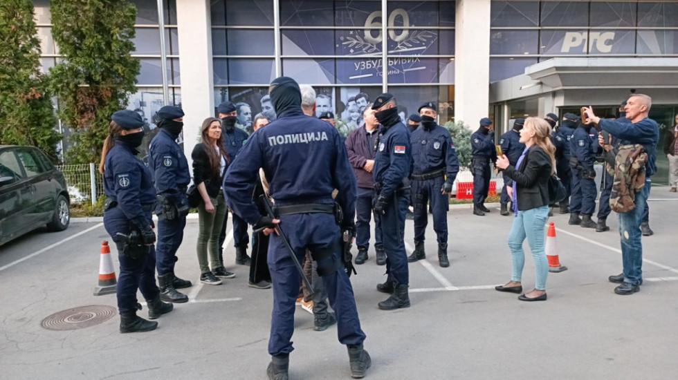 (VIDEO) Incident u centru Beograda: Policija privela 40 osoba zbog nasilnog upada u zgradu RTS-a