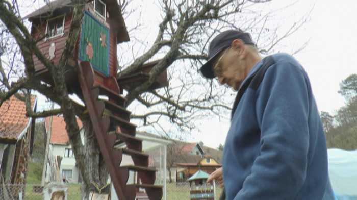 Penzioner se preselio na drvo - u krošnji jabuke izgradio kućicu u kojoj boravi od proleća do jeseni