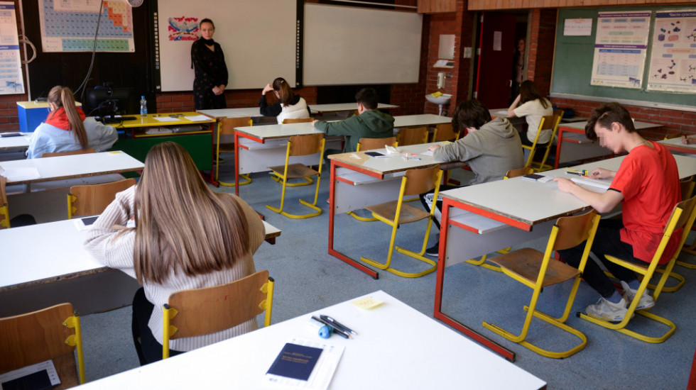 Mali maturanti “na pola puta” - danas rešavaju test iz matematike, sledi kombinovani