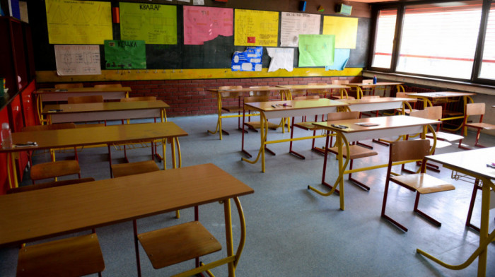 Srednjoškloci u centralnoj Srbiji sutra u školskim klupama, osnovci još nedelju dana na raspustu