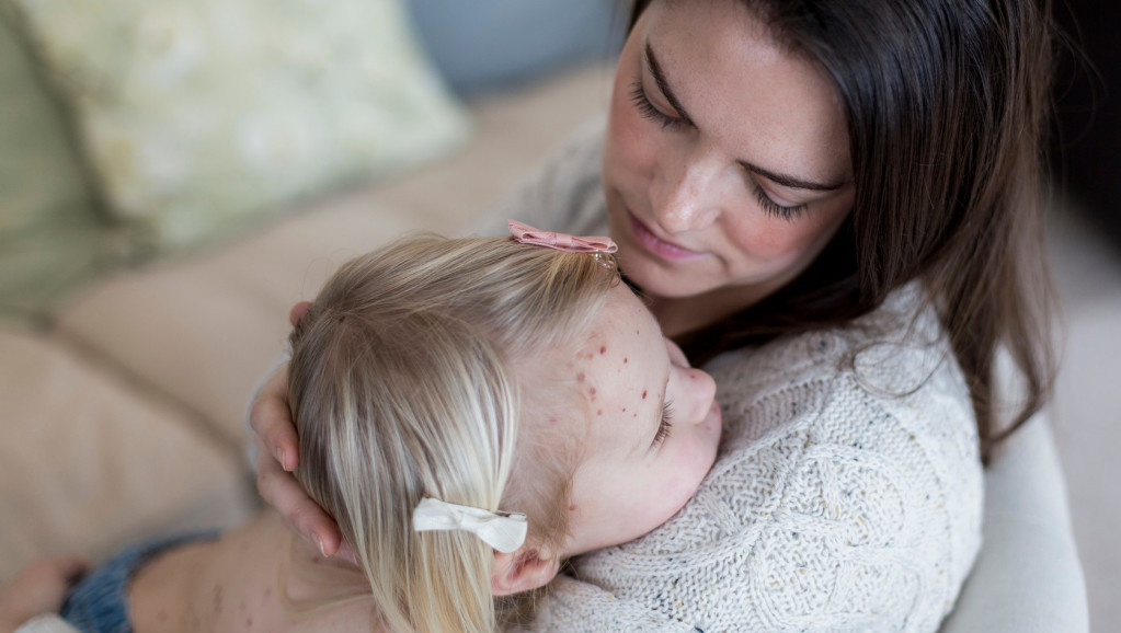 Usvojen Nacrt zakona roditelj-negovatelj: Koja je ključna novina i koji uslovi moraju da se ispune