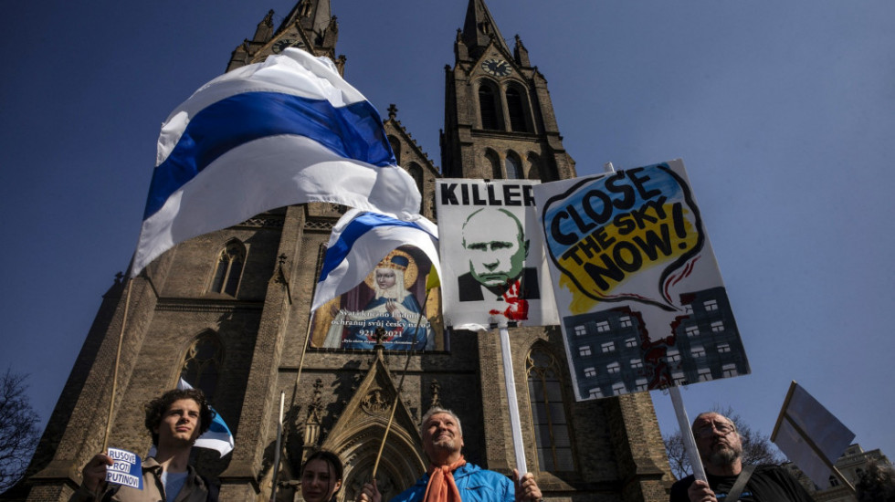 "Recite 'ne' ratu": Plavo-bele zastave i nekoliko hiljada Rusa na maršu protiv Putina u Pragu