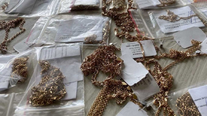 Sprečeno krijumčarenje više od pola kilograma zlata, carinici nakit našli sakriven među garderobom