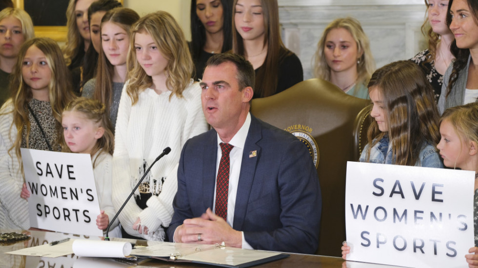 Guverner Oklahome potpisao zakon o zabrani školskog sporta transrodnim osobama: Devojke da se takmiče s devojkama