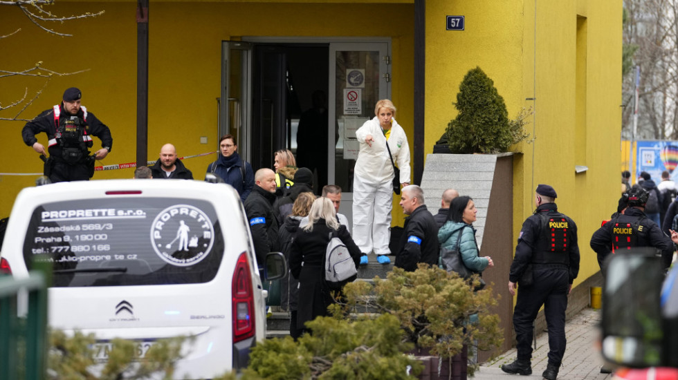 Učenik u Pragu ubio profesora mačetom, priveden nakon potere  u kojoj je učestvovalo nekoliko stotina policajaca