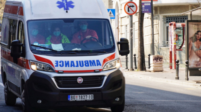 Hitna pomoć: Muškarac izboden nožem u Zemunu, tokom jutra dve saobraćajne nesreće u Beogradu